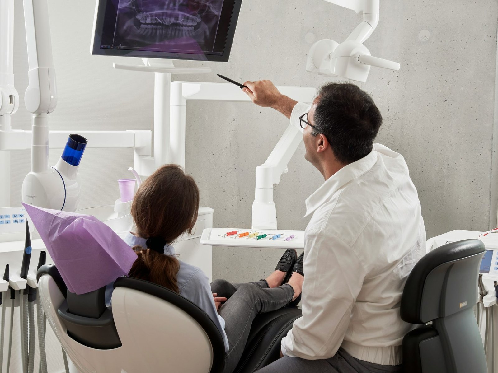 Dentista explicando una radiografía al paciente